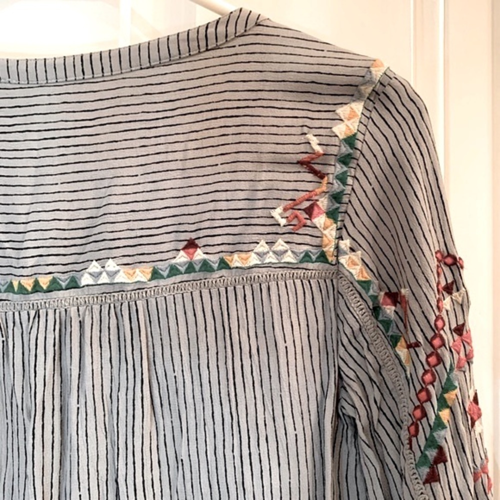 Akemi + Kin Anthropologie Embroidered Tunic Top Size 0 Petite - Picture 4 of 9